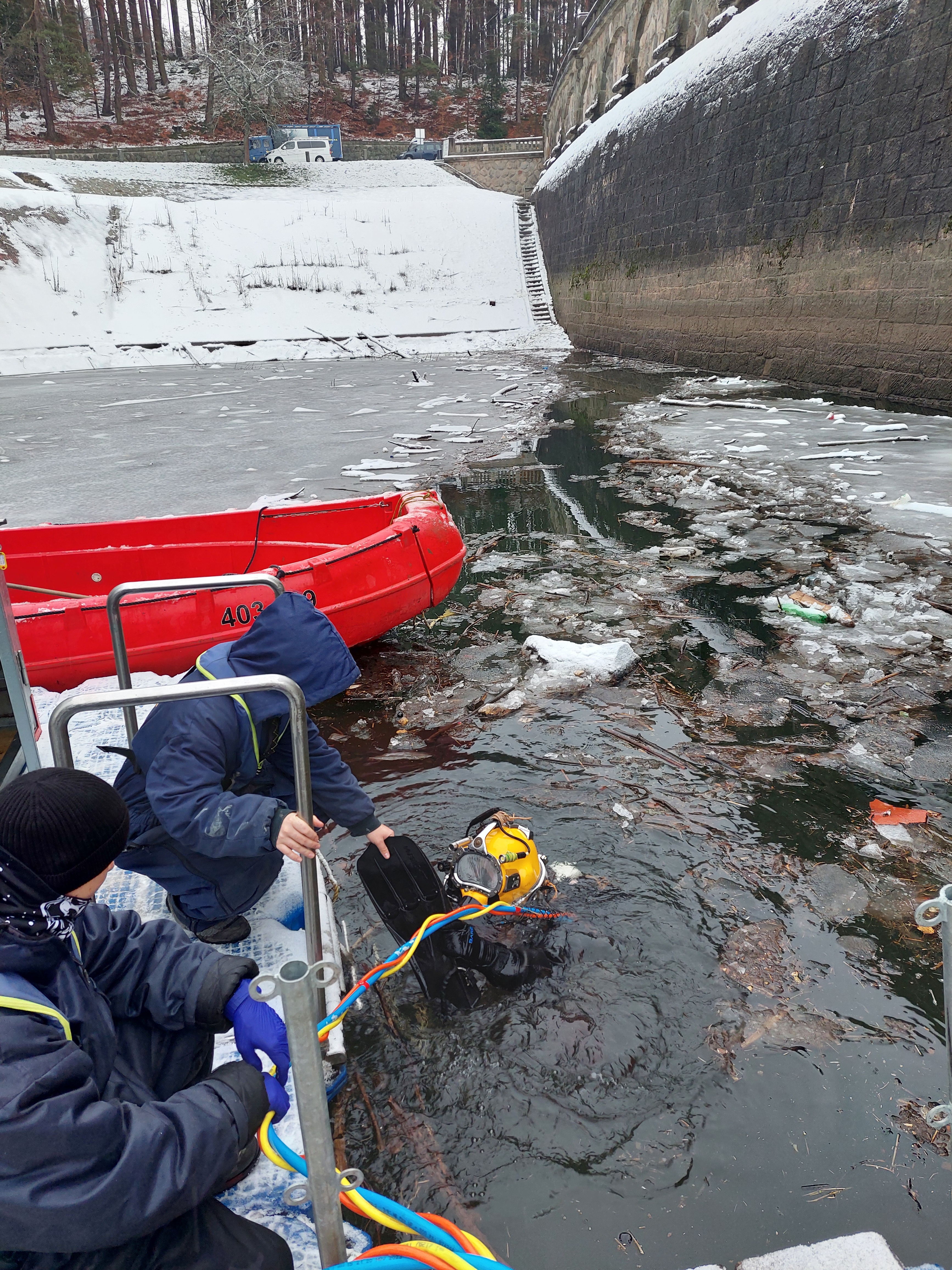 Při práci byli nezbytní potápěči