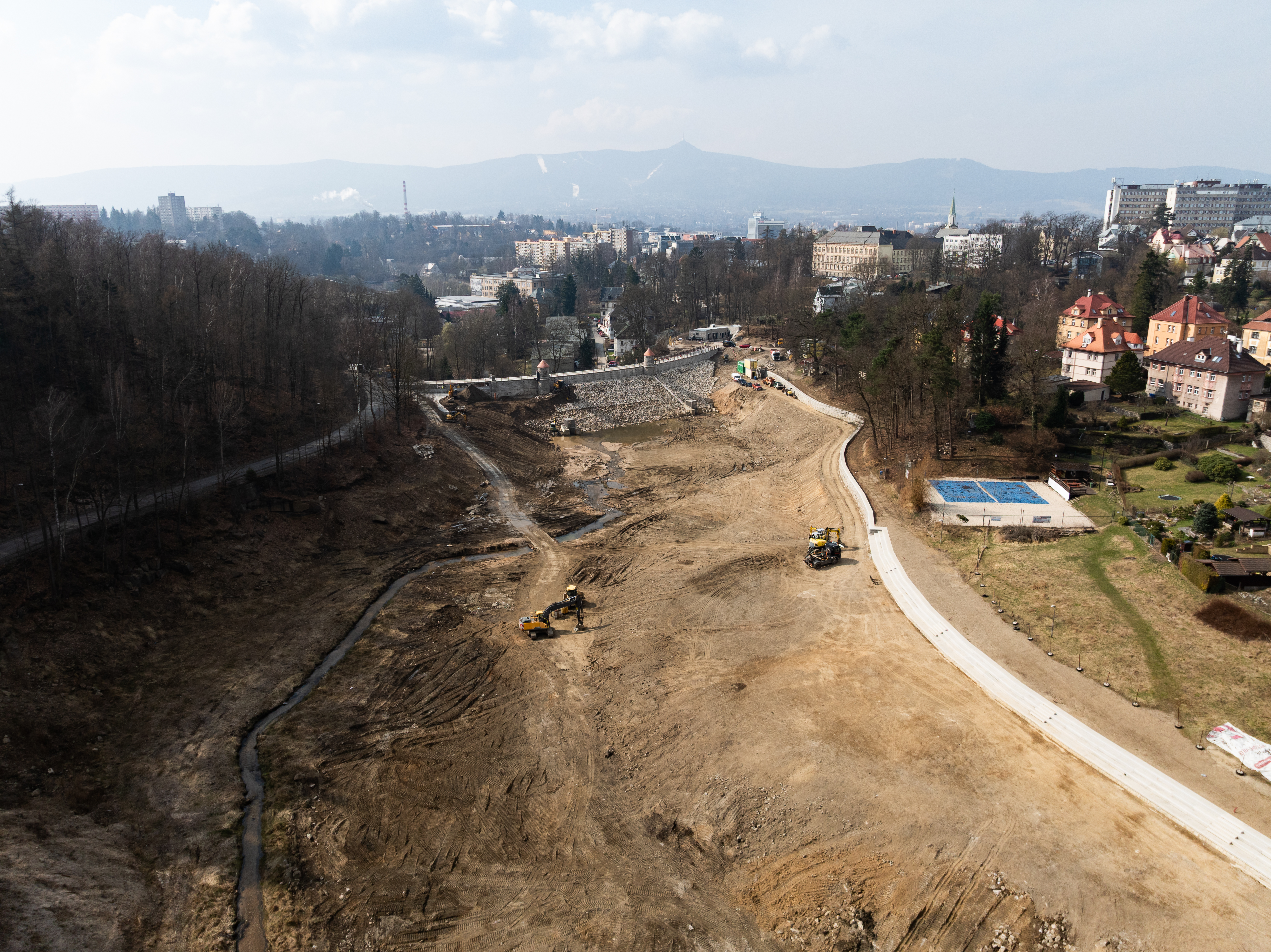 Oblast zátopy, nová kamenná zeď a pobytové schody