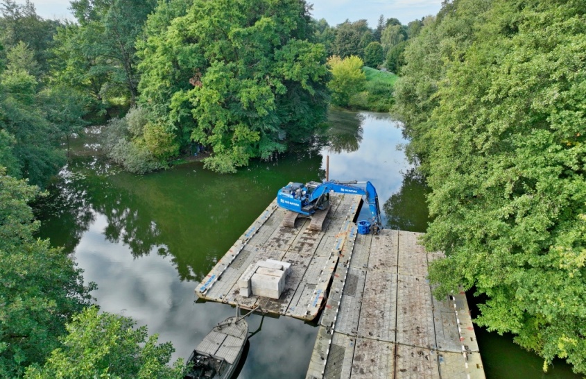Pontony s bagrem zblízka